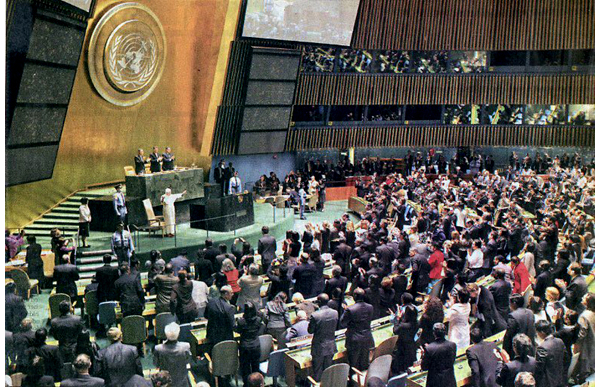 Benedict XVI receiving applause at the United Nations